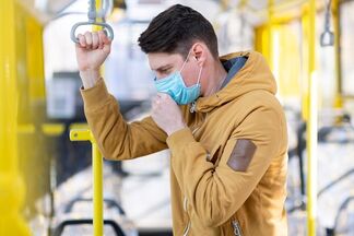 Общественное = опасное. Можно ли заразиться туберкулезом в автобусе, а гепатитом — на маникюре?