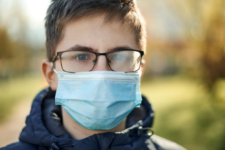 Ношение очков снижает риск заражения коронавирусом в 5 раз. Почему так?
