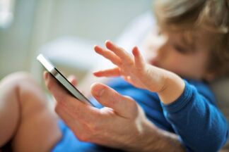 Смартфоны вызывают у казахстанских детей цифровой аутизм и киберманию, заявил сенатор