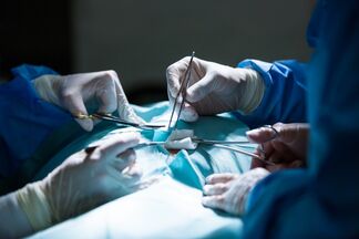 Павлодарские врачи пересадили пациенту с ожогами искусственную кожу