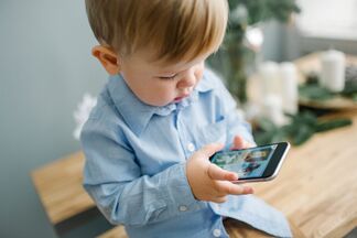 Эксперты изучили влияние мобильных телефонов на активность детей