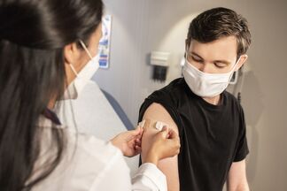 В Казахстане начали делать прививки отечественной вакциной QazVac
