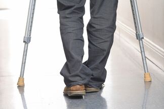 Полностью парализованные люди снова смогли ходить благодаря стимуляции нейронов