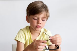 «Современные линзы могут останавливать развитие близорукости у детей». Офтальмолог — о коррекции миопии