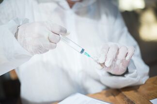 Врач-инфекционист рассказал о том, какие меры предосторожности надо соблюдать вакцинированным