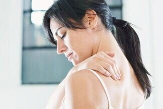 Почему болит спина: 7 привычек, которые вредят позвоночнику
