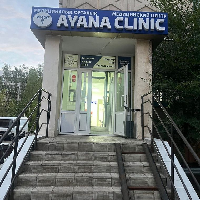 Порно әйелі бөртпемен жабылған үлкен планмен жалайды