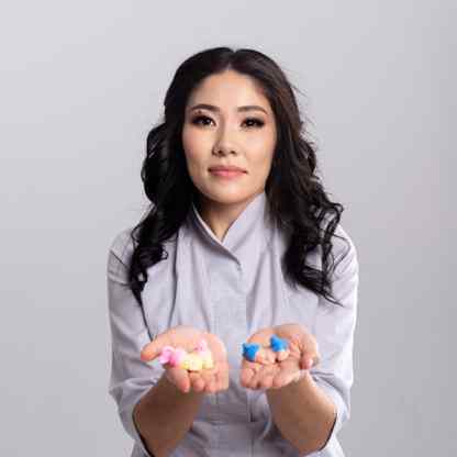 Гинеколог мысықты тексереді.